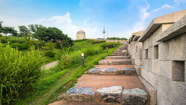 Photo namsan park seoul south korea a beautiful public natural landmark near nseoul tower