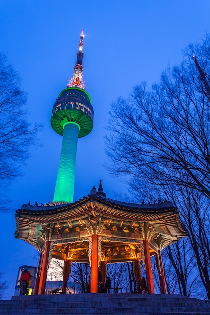 Namsan Tower at Night of Seoul Tower en paviljoen traditionele architectuur van Korea