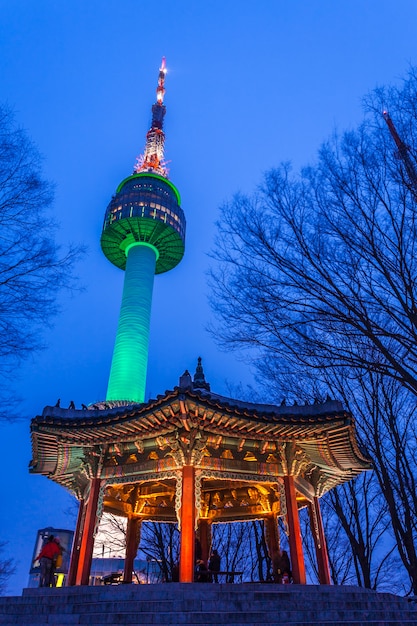 Namsan Tower at Night of Seoul Tower en paviljoen traditionele architectuur van Korea