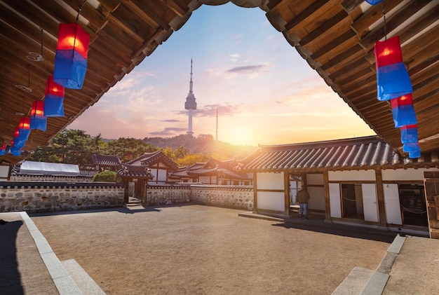 사진 한국 서울에 있는 남산골 하노크 마을과 서울 타워