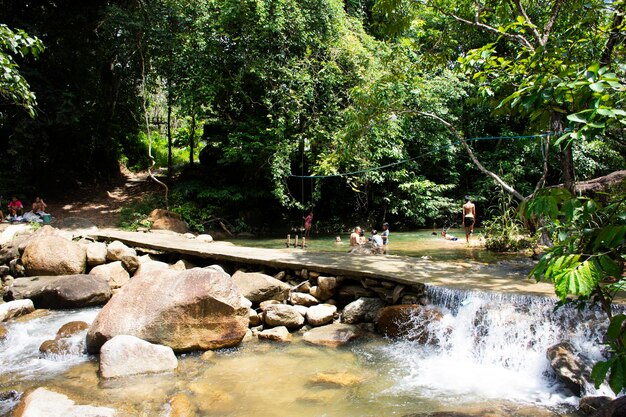 Namtok Khao Khram-watervallen in het bergjunglebos van Khao Pu Khao Ya National Park voor Thaise mensen reiziger reizen bezoek rust ontspannen in de stad Srinakarin op 13 oktober 2023 in Phatthalung Thailand