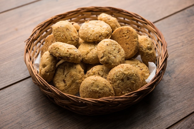 난카타이(Nan khatai) 또는 난카타이(Nankhatai)는 건조 과일이 들어 있는 정통 인도의 달콤하고 짭짤한 계란 없는 쿠키입니다.