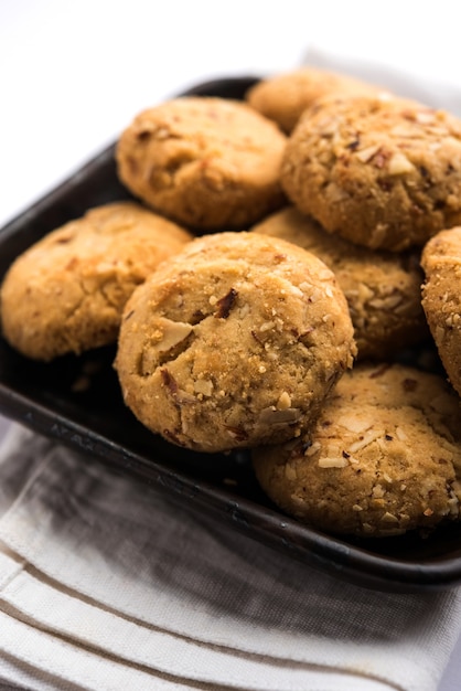 난카타이(Nan khatai) 또는 난카타이(Nankhatai)는 건조 과일이 들어 있는 정통 인도의 달콤하고 짭짤한 계란 없는 쿠키입니다.