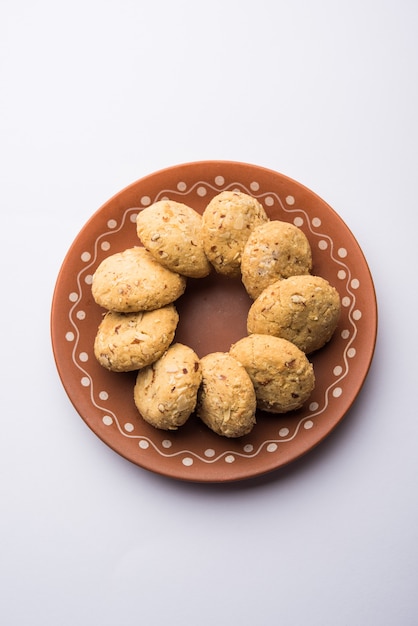 Nan khatai of Nankhatai is een authentiek Indiaas zoet en hartig koekje zonder eieren vol met droog fruit