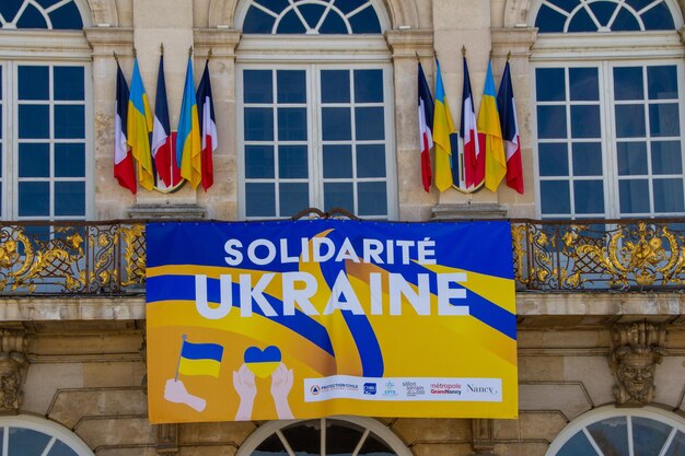 Нанси, Франция, 18 апреля 2022 года Солидарность с Украиной во время войны с Россией Фасад ратуши