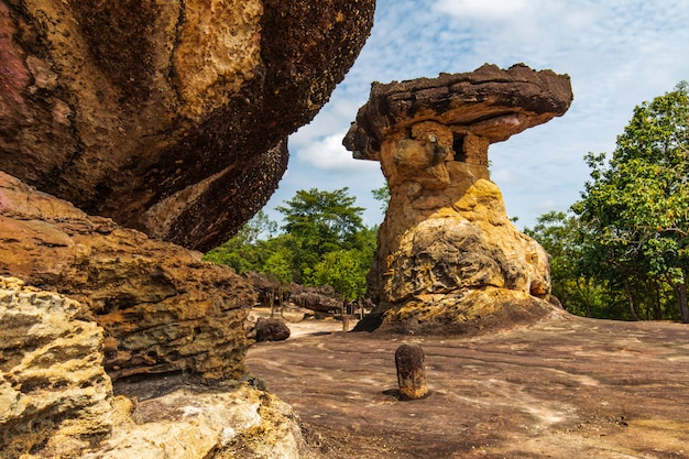 Nang Usa-toren, de pijler van de zandsteen in het historische park van Phu Phra Bat, udonthani-provincie, Thailand.