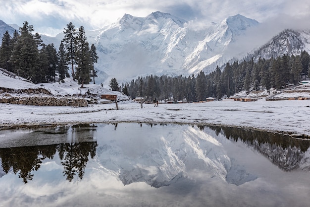 파키스탄 Karakoram 호수에서 Nanga parbat 산 반사