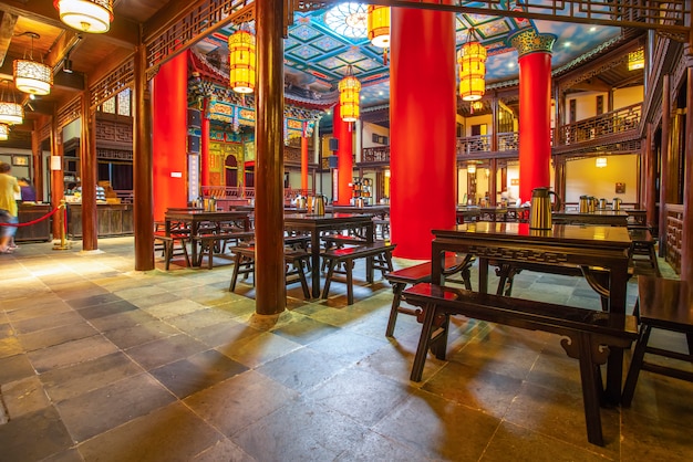 Nanjing, China - 16 juli 2018: het traditionele architecturale nachtbeeld van Nanjing Teahouse is waar