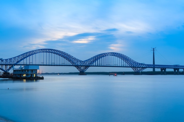 Nanjing dashengguan yangtze rivierbrug in de schemering is 's werelds grootste ontwerpbelasting hogesnelheidsspoorbrugChinaxA