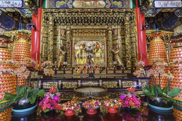 Nantou County, Taiwan - 2018년 6월 1일: Sun Moon Lake Wen Wu Temple의 제단에 Guan yu가 있는 중앙 홀의 공자 사원