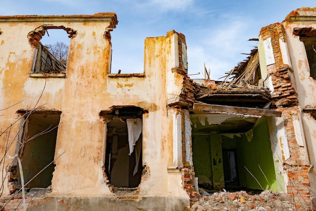 Naoorlogs landschap Vernietigd gebouw Oorlogsruïnes Vernietigde stad na het bombardement Dode stad Gebombardeerde gebouwen Puin gebouwen Oorlogsvernietiging