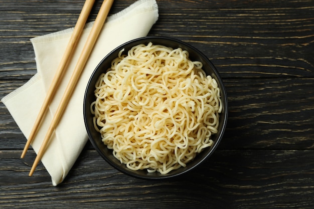 箸とナプキンと木製の背景に麺とボウル