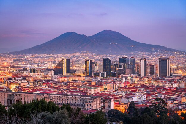 Photo naples italy with the financial district skyline under mt vesuvius