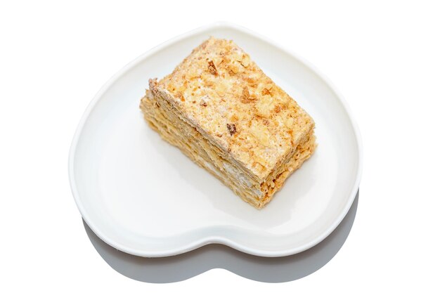 ナポレオン ケーキは、ハートの形をした白い皿に乗ったおいしいデザートです