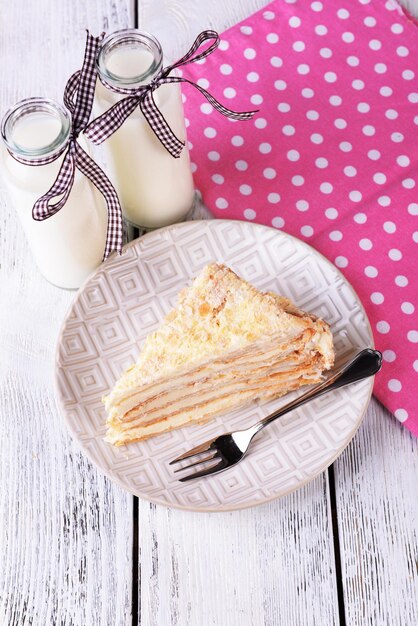 Foto napoleon cake met melk op tafel close-up