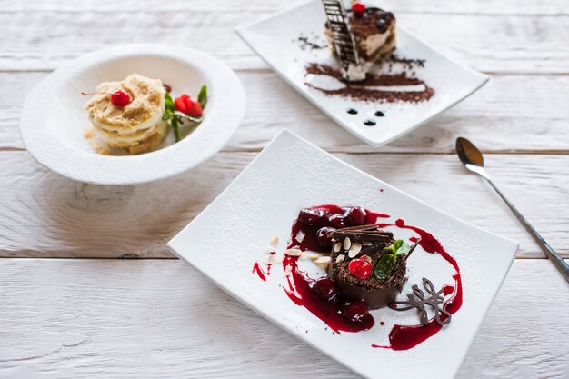 Napoleon en chocoladetaart met tiramisu serveren op houten tafel, close-up