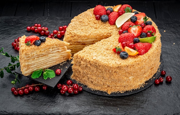 Napoleon taart gedecoreerd met bessen en fruit