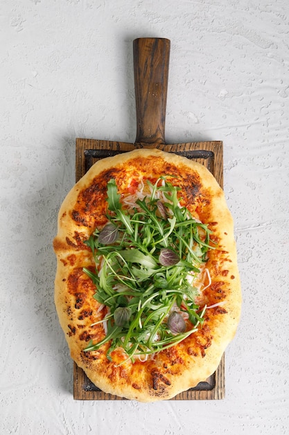 Photo napoli pizza with herbs on wooden cutting board