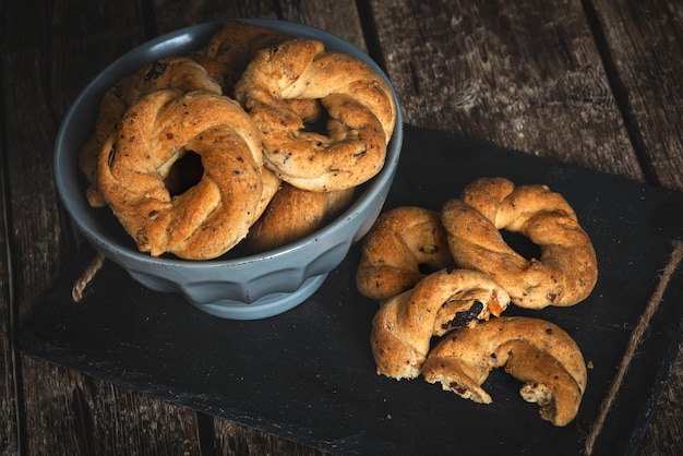 Foto napolitaanse koekjes genaamd taralli worden gemaakt in napels met varkensvet amandelen en zwarte peper