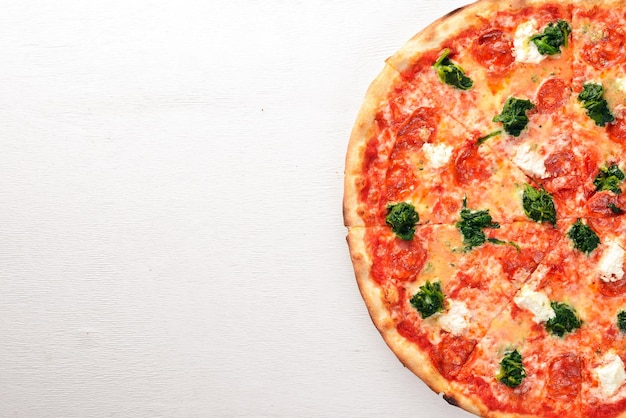 Napolitaanse Pizza Spinazie gorgonzola kaas worst salami Op een houten ondergrond Bovenaanzicht