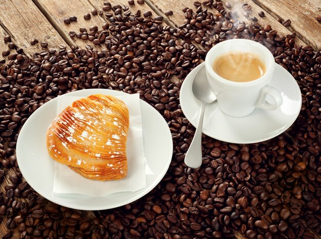 Napolitaanse Sfogliatella Riccia met espresso