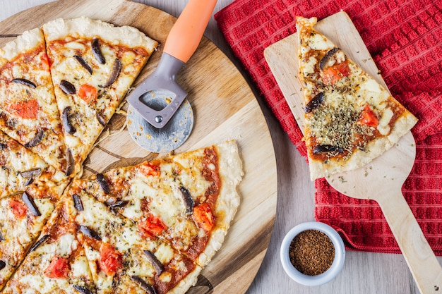 Napolitaanse veganistische pizza met merken