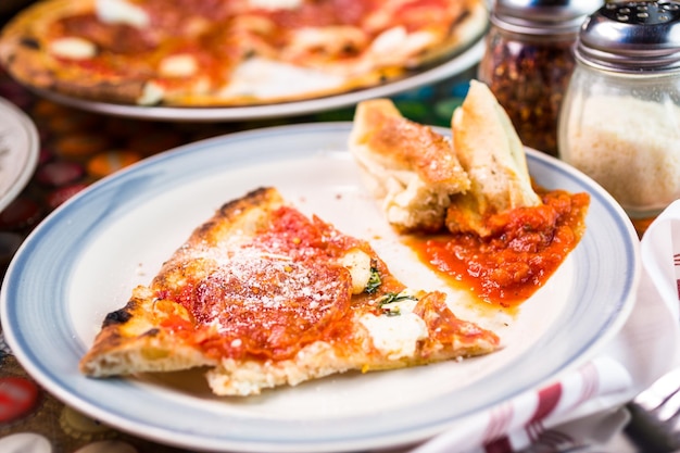 Pizza in stile napolitana sul tavolo nel ristorante italiano.