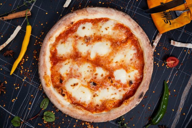 Foto napolitanse zelfgemaakte pizza margarita uit de bakstenen oven napoleon italiaanse pizza