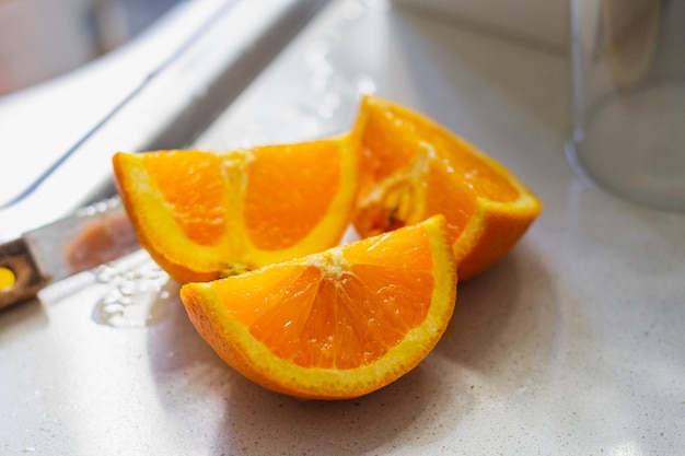 Naranjas frescas sobre una mesa cortadas para hacer jugo