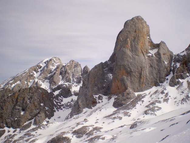 Photo the naranjo de bulnes peak a iconic summit in the picos de europa mountains asturias spain