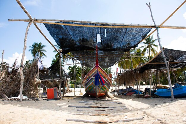 NARATHIWAT THAILAND 16 augustus Bekijk landschap en wind met Kolek of Koleh traditionele vissersboot van lagere zuidelijke provincies van thai op Banton Beach op 16 augustus 2019 in Narathiwat Thailand