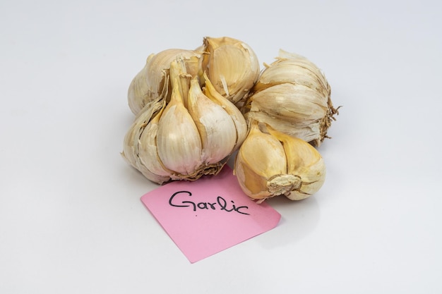 Foto narc g1 bulbi di aglio su sfondo bianco isolato