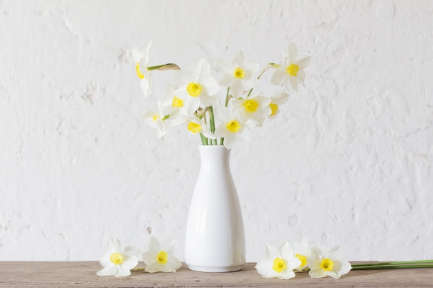 Narcissen in witte vaas op witte achtergrond