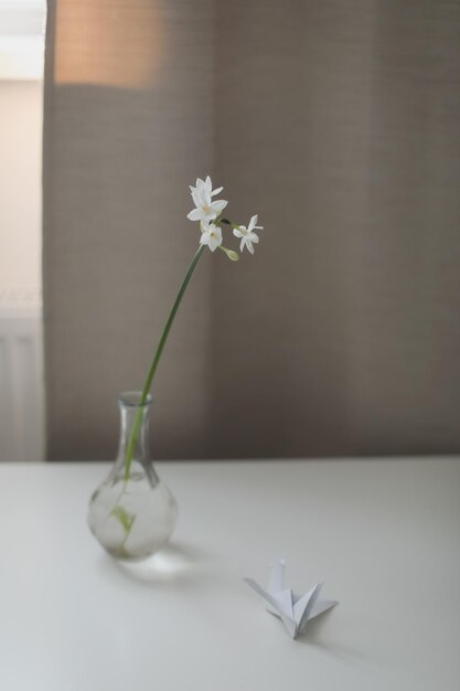 日当たりの良い背景のテーブルに水仙の水仙の春の花