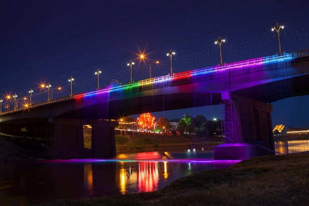 Naresuan-brug en lichte waterval bij nacht in Phisanulok Thailand