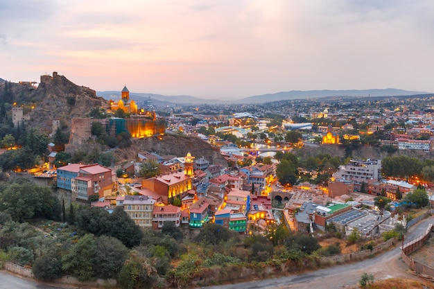 Narikala en oude stad bij zonsondergang, Tbilisi, Georgië