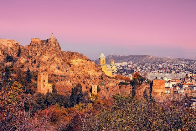 Narikala-vesting bij zonsopgang in Tbilisi, het land van Georgië