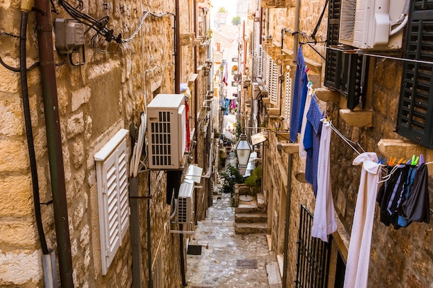 ビル沿いの狭い路地