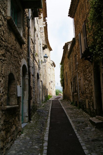 Foto stretto vicolo lungo gli edifici