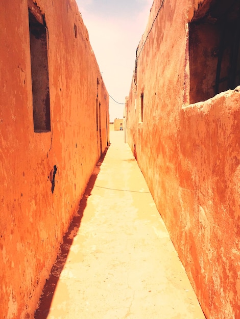 Photo narrow alley along buildings