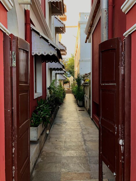 Photo narrow alley along buildings