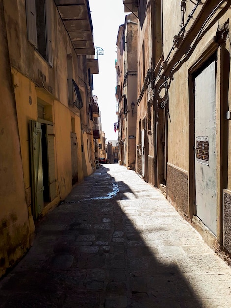 Photo narrow alley along buildings