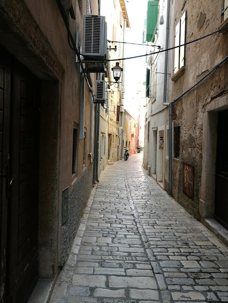 Photo narrow alley along buildings