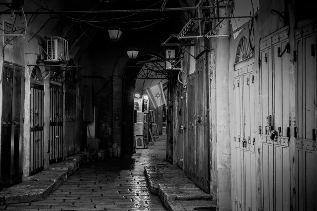 Photo narrow alley along buildings