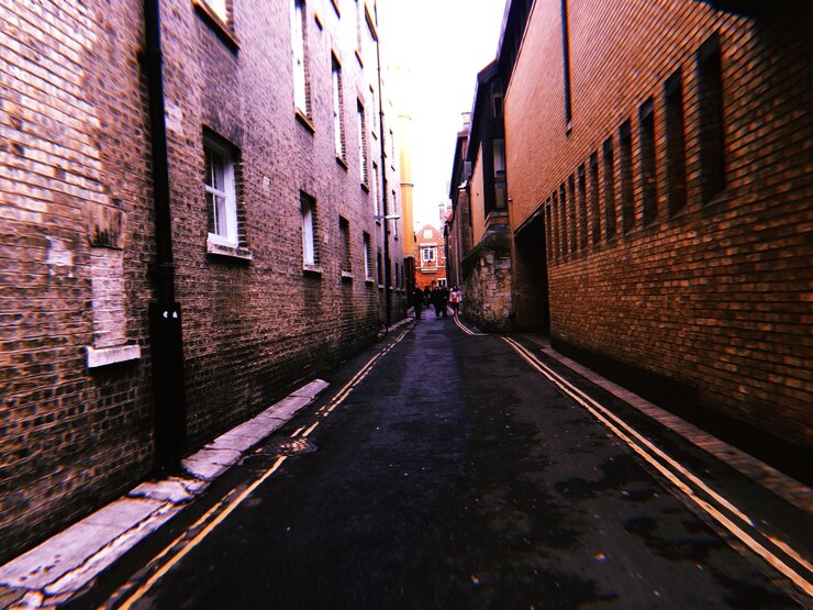Photo narrow alley along buildings