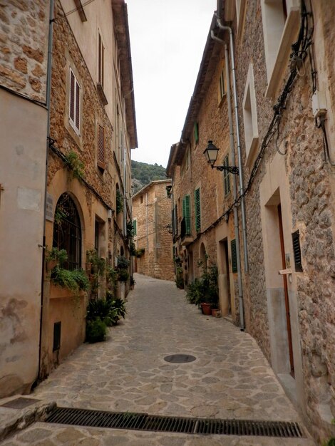 Foto stretto vicolo in mezzo agli edifici della città