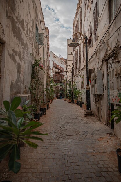 Foto stretto vicolo in mezzo agli edifici della città