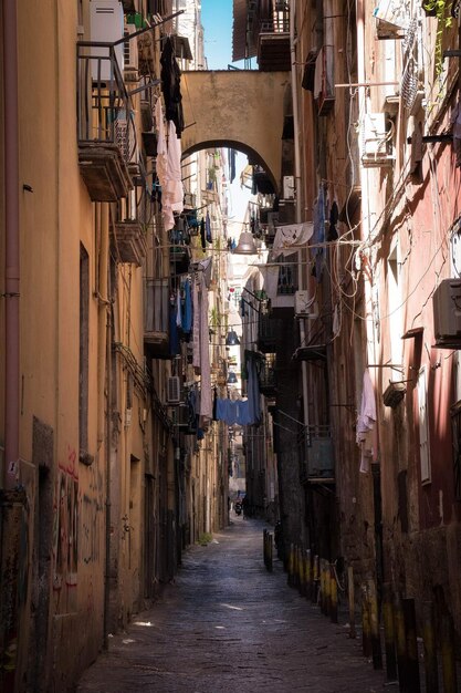 Foto stretto vicolo in mezzo agli edifici della città