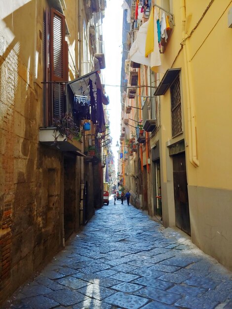 Photo narrow alley amidst buildings in town