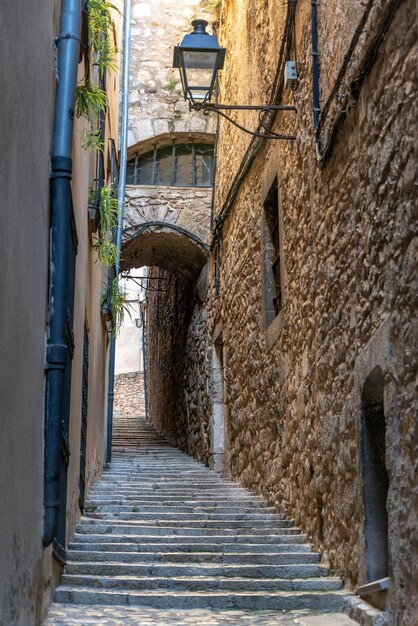 Foto stretto vicolo in mezzo agli edifici della città